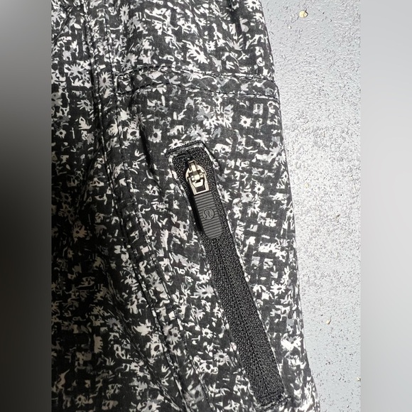 Lululemon Tracker Short IV 4” 
Daisy Dust Alpine White Black / Black - Picture 6 of 9